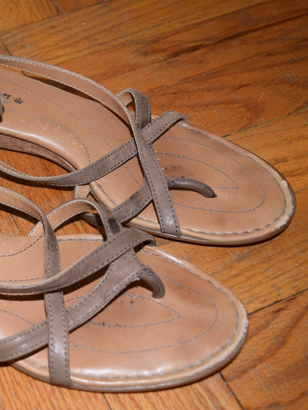 Women's Born sandals with cute ankle straps size 8, beige color